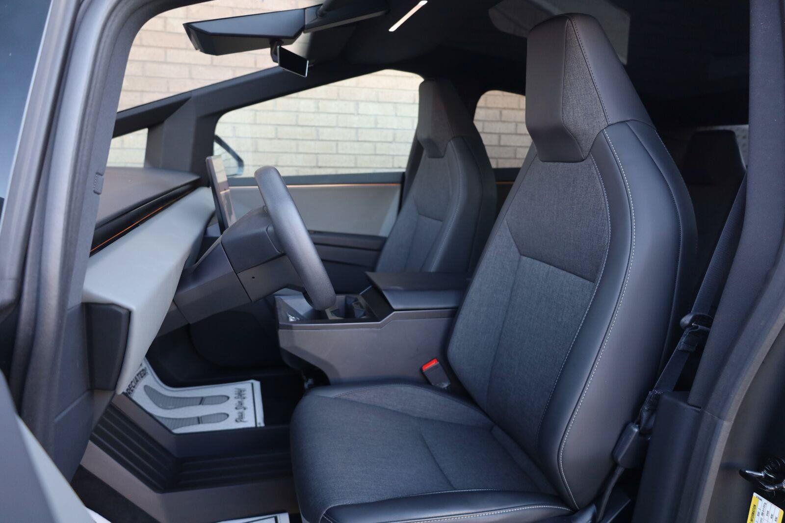 Used 2025 Tesla Cybertruck 2WD Crew Cab image 19