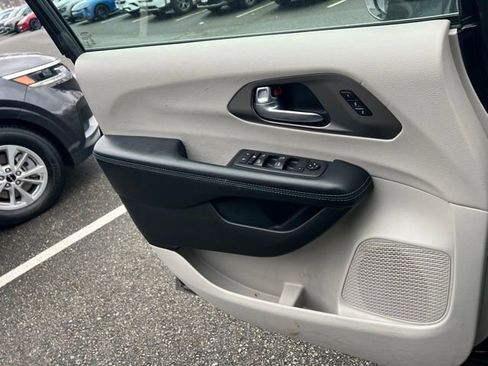 Used 2021 Chrysler Pacifica Touring-L image 14