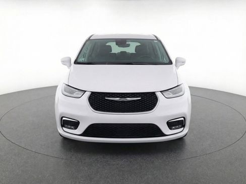 Used 2024 Chrysler Pacifica Touring-L image 2