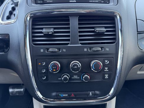 Used 2014 Dodge Grand Caravan SXT FWD image 28