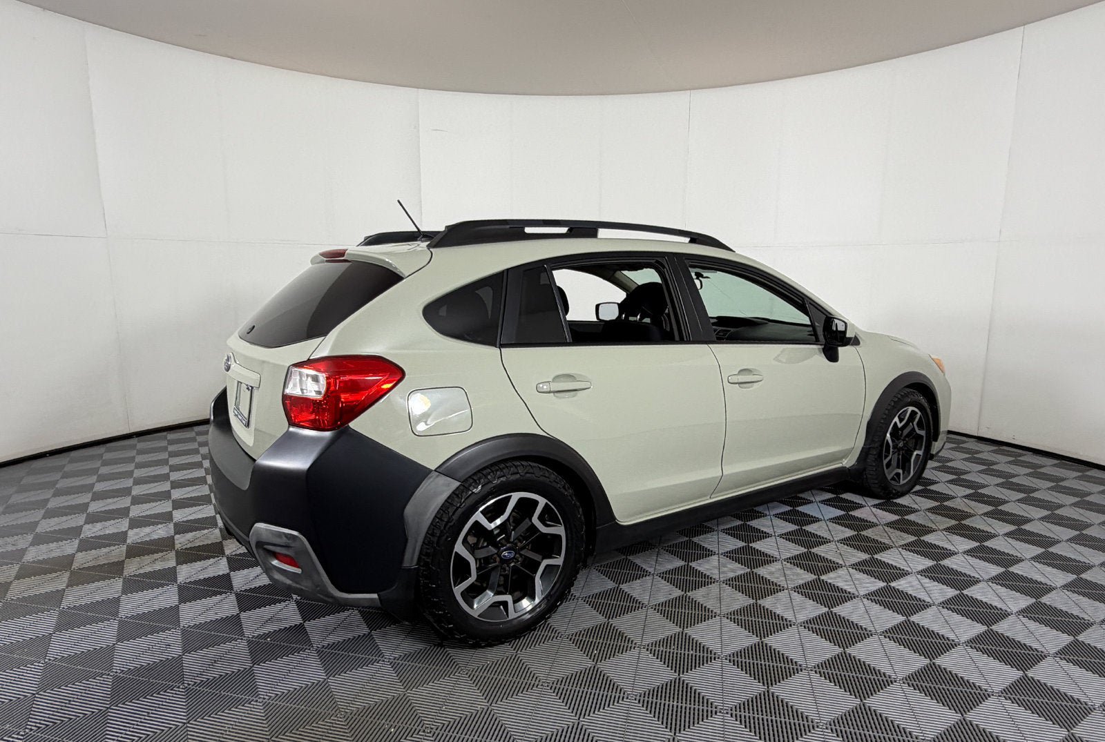 Used 2017 Subaru Crosstrek 2.0i Premium AWD/4WD image 4