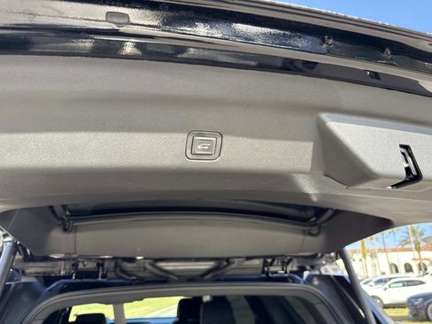 Used 2025 Chevrolet Tahoe High Country image 13