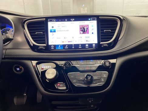 New 2026 Chrysler Pacifica Select image 12