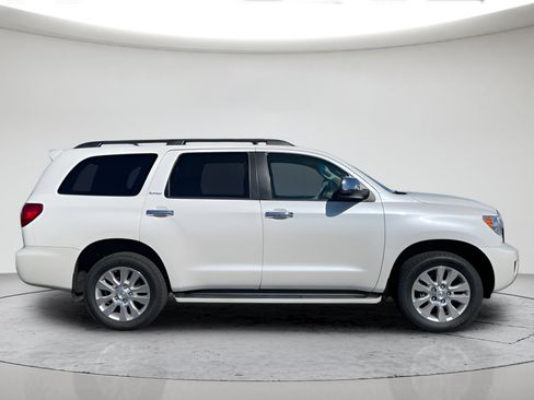 Used 2016 Toyota Sequoia Platinum AWD/4WD image 2