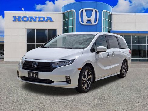 Used 2024 Honda Odyssey Touring image 2