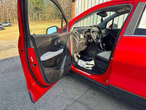 Used 2017 Chevrolet Trax Premier w/ Driver Confidence II Package image 13