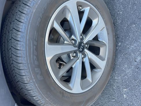 Used 2020 Kia Sorento LX image 12