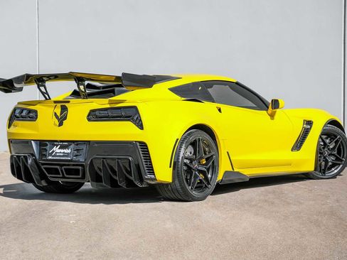 Used 2015 Chevrolet Corvette Z06 w/ 3LZ Preferred Equipment Group image 8