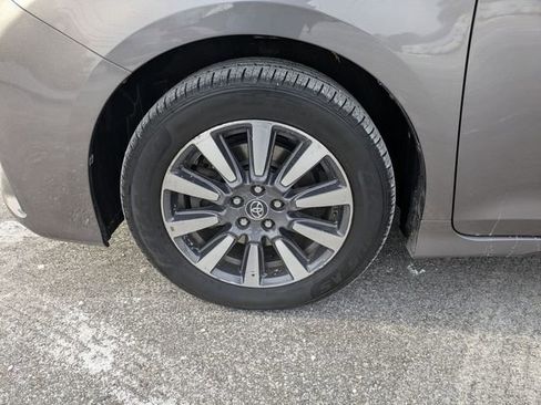 Used 2018 Toyota Sienna XLE Premium image 9
