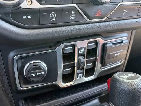 Used 2025 Jeep Wrangler Unlimited Sahara AWD/4WD image 8