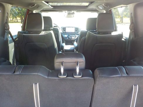 Used 2025 Chrysler Pacifica Premium image 19