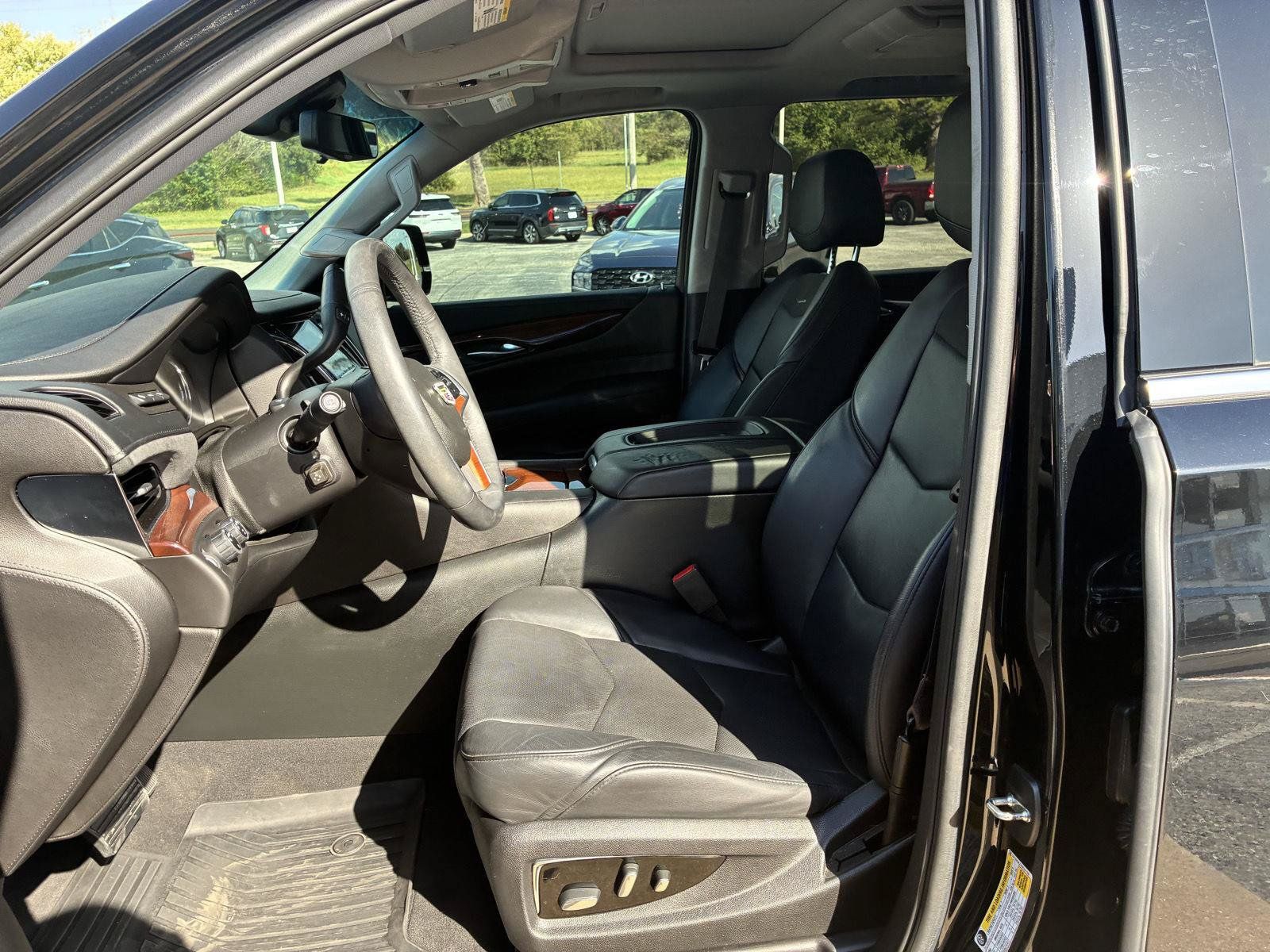 Used 2017 Cadillac Escalade Premium Luxury AWD/4WD image 15