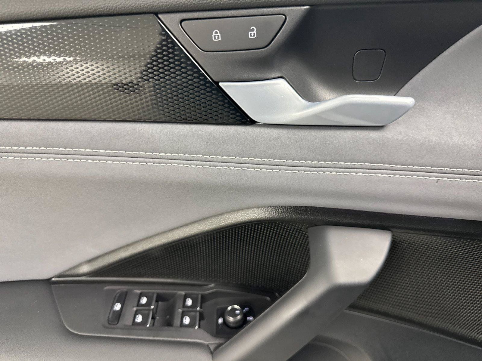 Used 2026 Volkswagen Tiguan SE w/ Panoramic Sunroof Package FWD image 10