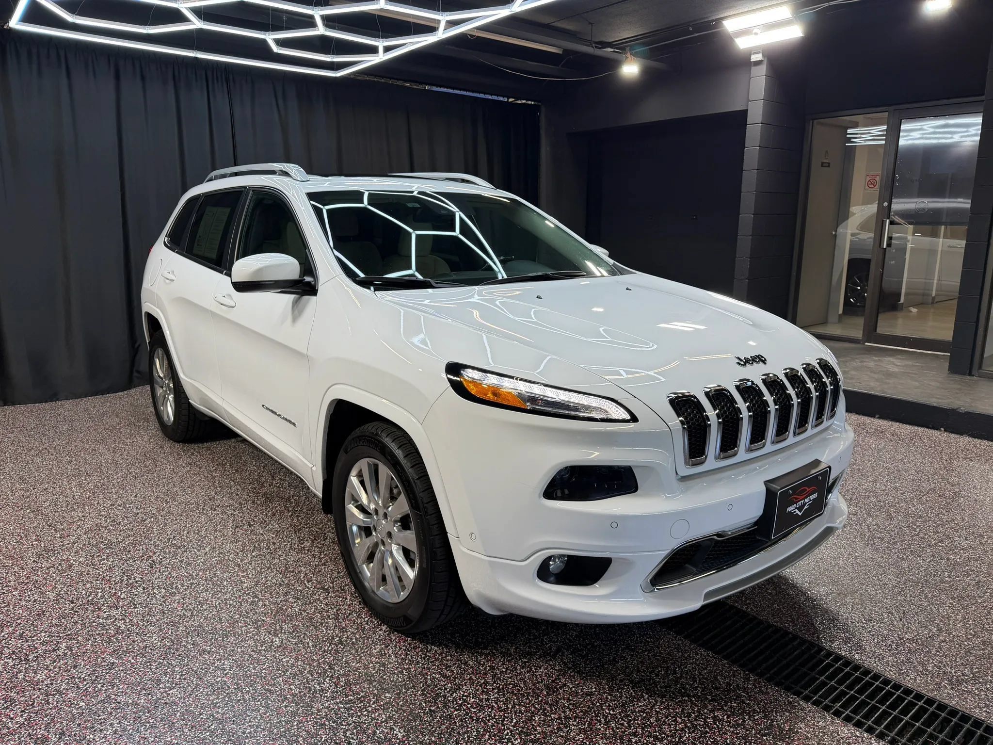 Used 2017 Jeep Cherokee Overland w/ Technology Group AWD/4WD image 10