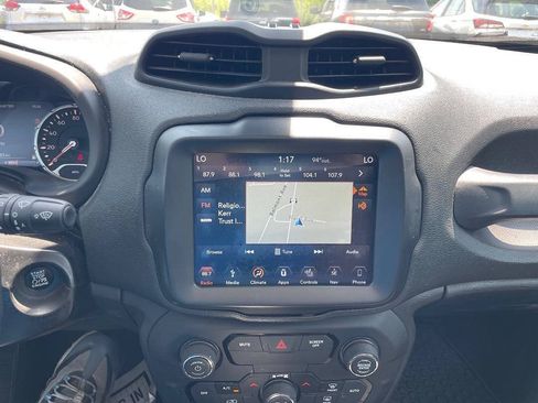 Used 2018 Jeep Renegade Altitude w/ UConnect 8.4 Nav Group AWD/4WD image 19