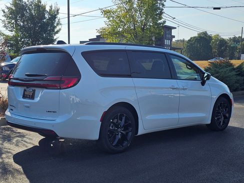 New 2026 Chrysler Pacifica Limited w/ S Appearance Package image 5