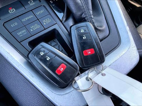 Used 2022 Toyota RAV4 XLE image 16