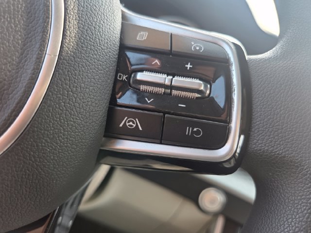 Used 2022 Kia Carnival LX FWD image 18