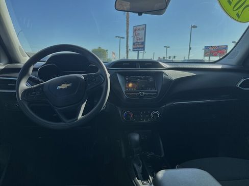 Used 2023 Chevrolet TrailBlazer LT image 2