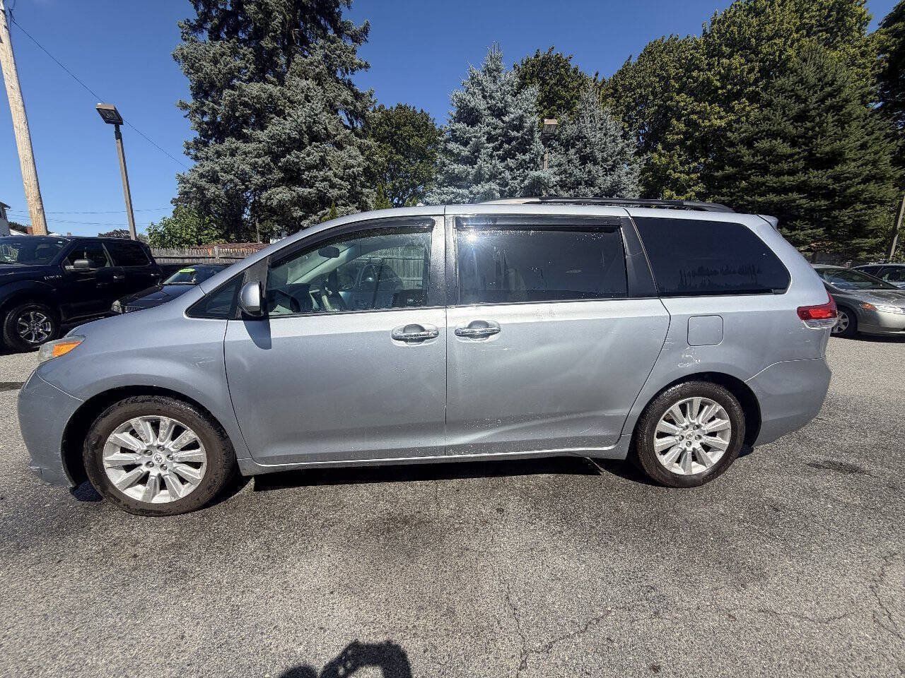 Used 2011 Toyota Sienna XLE w/ Premium Pkg AWD/4WD image 3