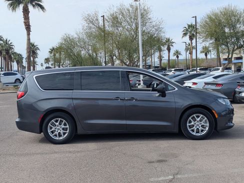 Used 2022 Chrysler Voyager LX image 7