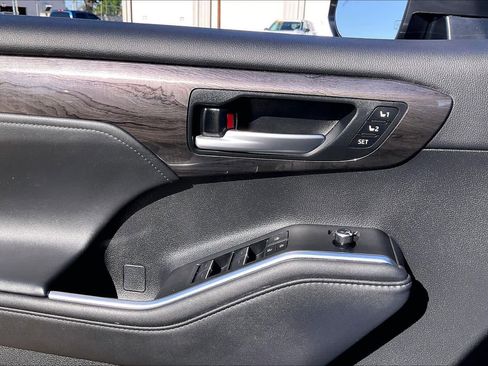 Used 2024 Toyota Highlander Limited AWD/4WD image 59