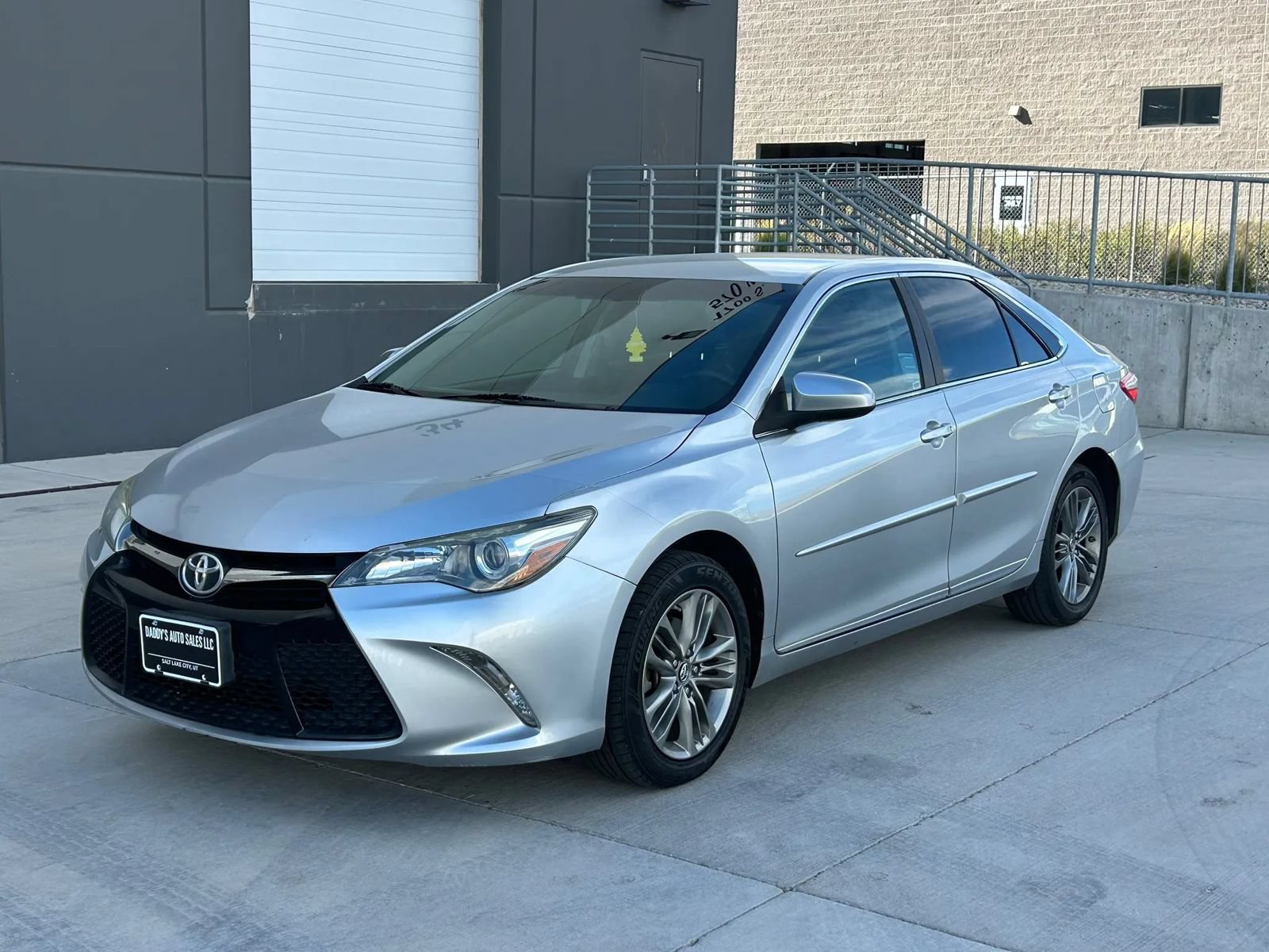 Used 2016 Toyota Camry SE FWD image 1