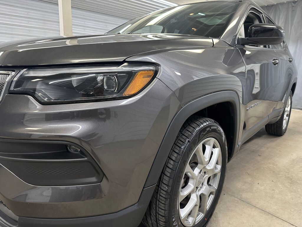 Used 2022 Jeep Compass Latitude w/ Sun and Sound Group AWD/4WD image 32
