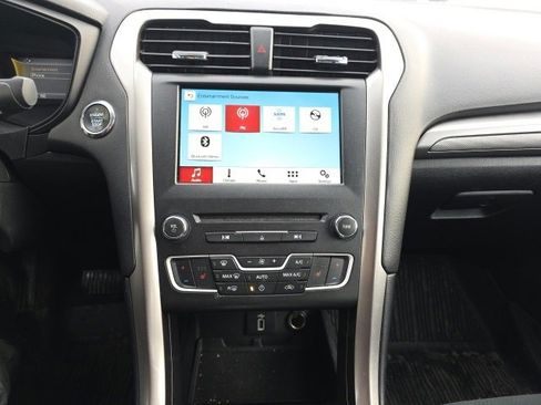 Used 2018 Ford Fusion SE w/ Fusion SE Technology Package image 13