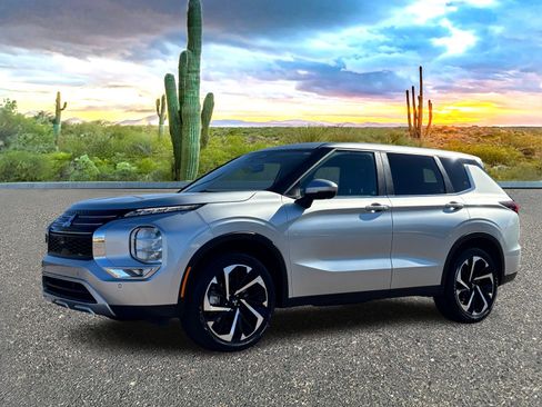 Used 2024 Mitsubishi Outlander SE image 2