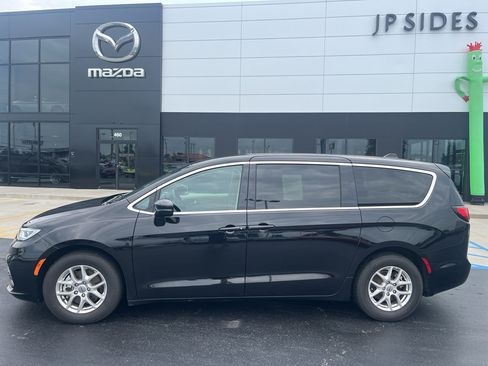 Used 2024 Chrysler Pacifica Touring-L FWD image 2