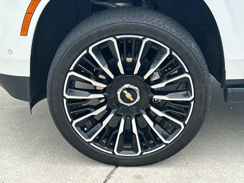 Used 2025 Chevrolet Tahoe High Country AWD/4WD image 11