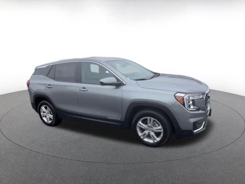 Used 2024 GMC Terrain SLE image 2