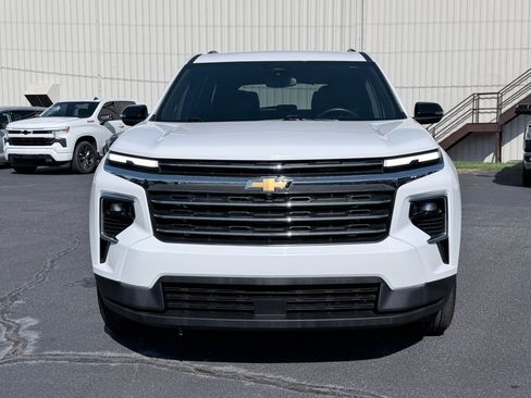 Used 2025 Chevrolet Traverse LT FWD image 3
