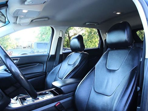 Used 2019 Ford Edge Titanium FWD image 11