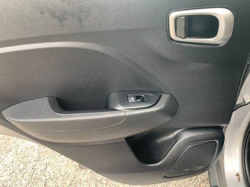 Used 2025 Hyundai Venue SEL FWD image 24