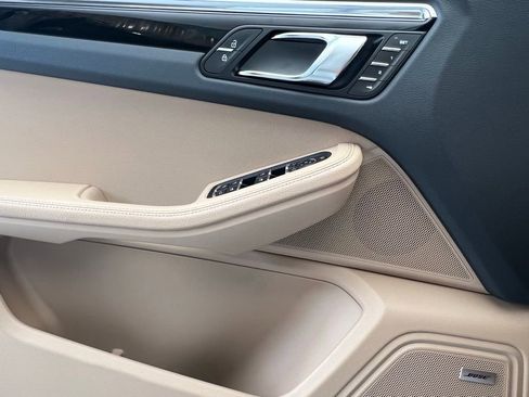 Used 2025 Porsche Macan image 19