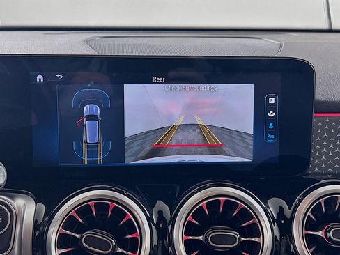 Used 2025 Mercedes-Benz GLB 250 image 23