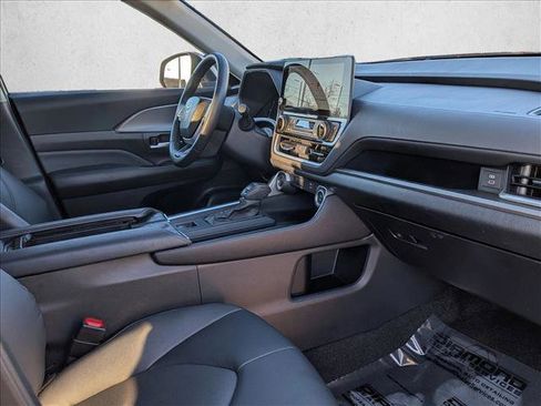 Used 2025 Toyota Grand Highlander AWD image 22