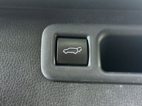 Used 2025 Toyota Highlander LE image 30