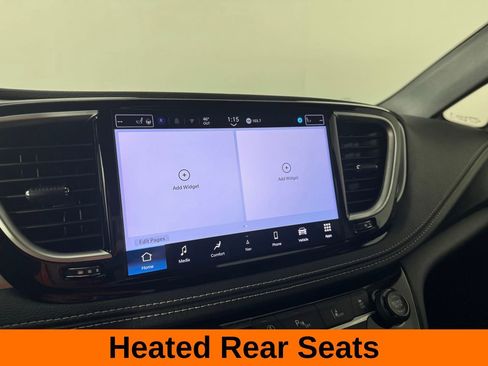 Used 2025 Chrysler Pacifica Limited image 17