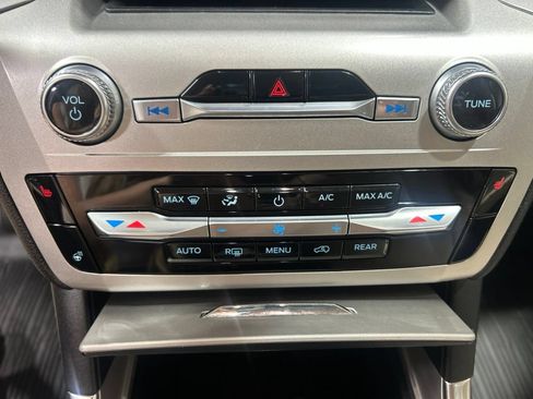Used 2022 Ford Explorer XLT w/ Equipment Group 202A AWD/4WD image 38