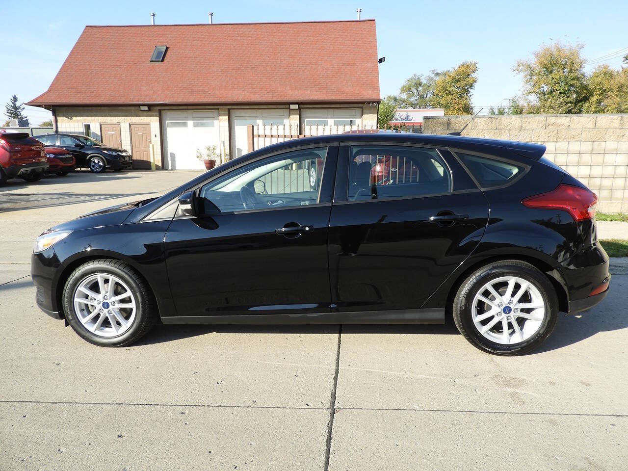 Used 2018 Ford Focus SE w/ Cold Weather Package FWD image 5
