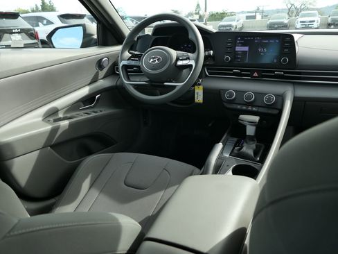 Used 2023 Hyundai Elantra SE image 23