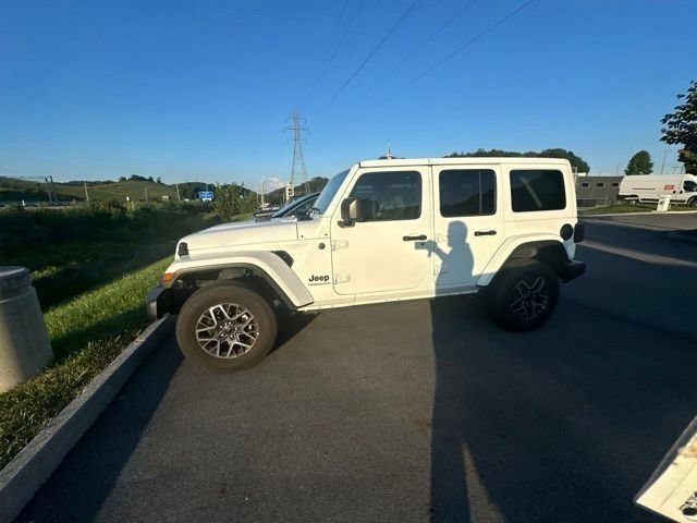 Used 2025 Jeep Wrangler Unlimited Sahara AWD/4WD image 35