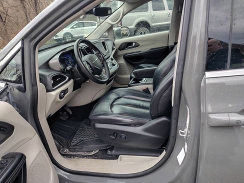 Used 2022 Chrysler Pacifica Touring-L image 21