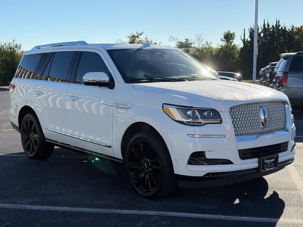 Used 2023 Lincoln Navigator Reserve AWD/4WD image 3