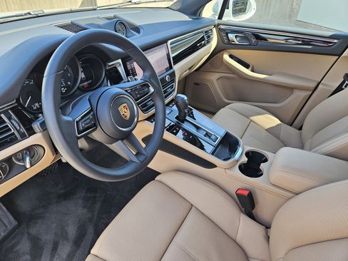 Certified 2025 Porsche Macan image 4