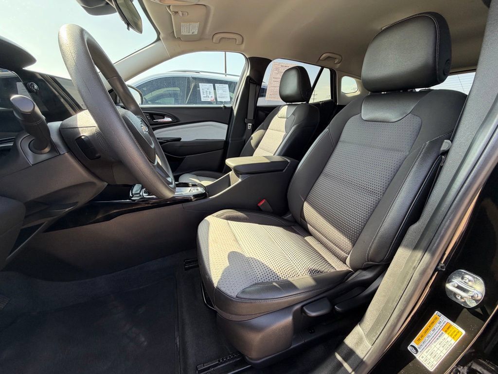 Used 2025 Chevrolet Trax LT FWD image 10