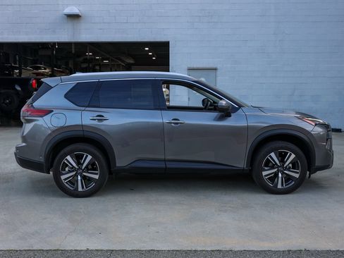 Used 2025 Nissan Rogue SL image 3